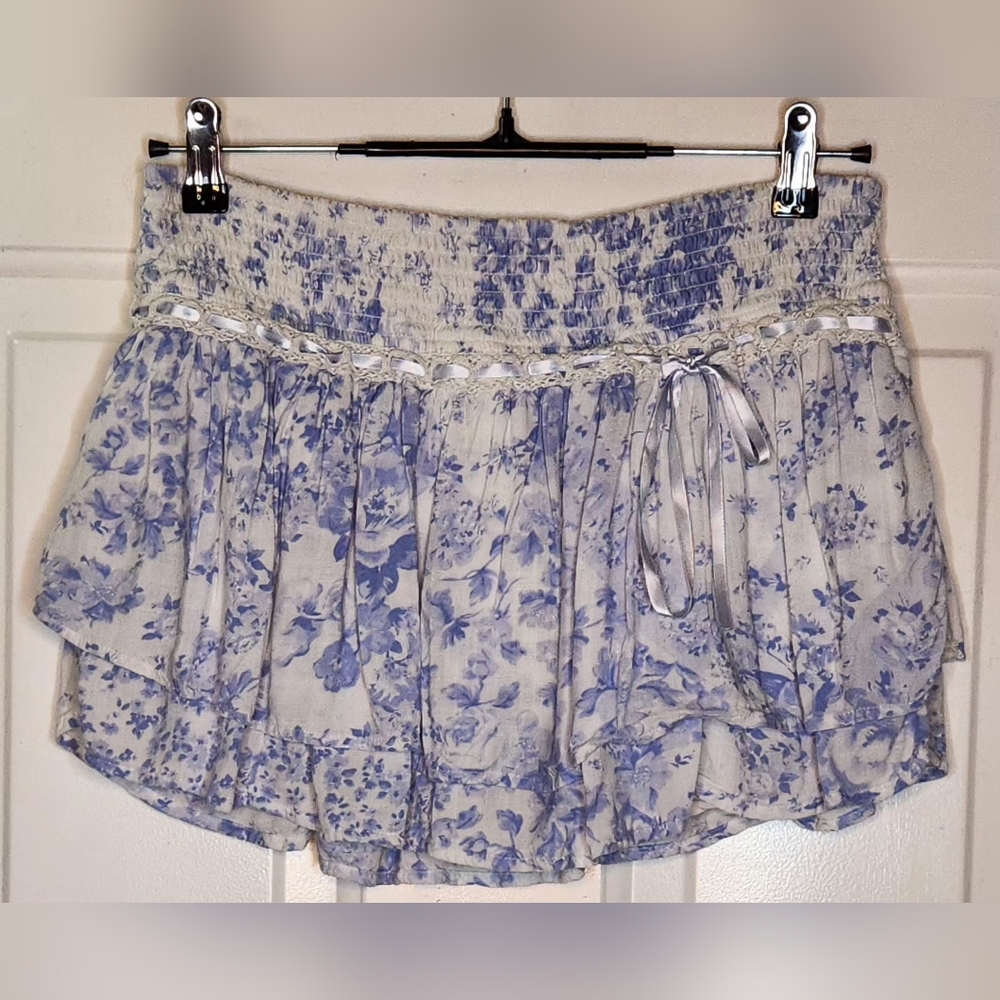 Hollister Light Blue Floral Smocked Tiered Mini Skort Size M- waist-29" & L-12.5 - Picture 2 of 6